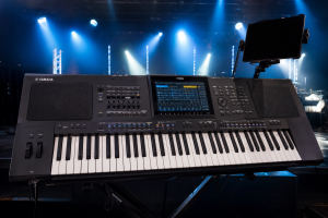 Arranger Keyboard with Speakers